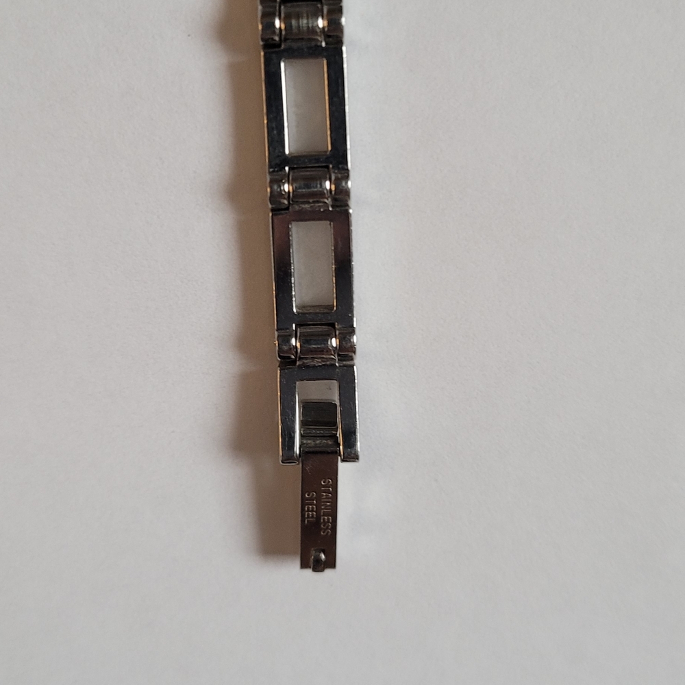 Gucci Silver Watch with Black Dial - Picture 6 of 6